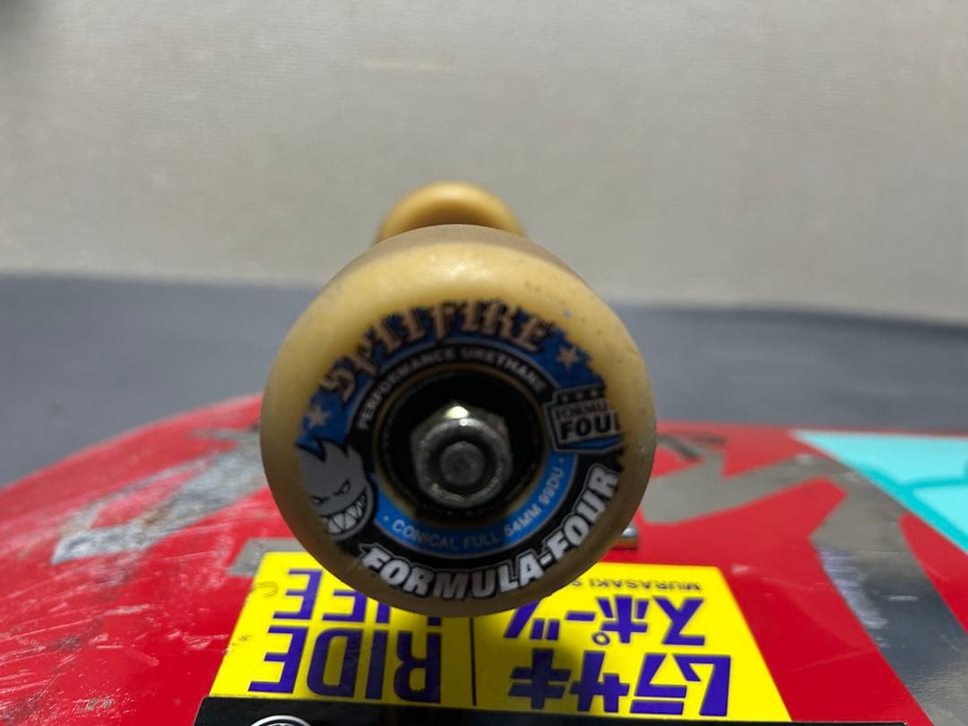 スケートボード 赤色グラフィック Formula Fourウィール