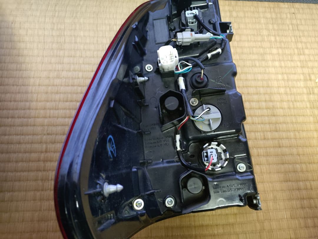 ハイラックスgun125純正 テールライト 赤 LED