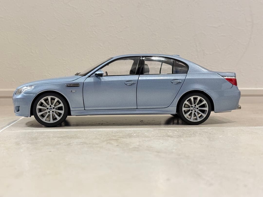  M5 ミニカー ライトブルー　KYOSHO 1:18 E60