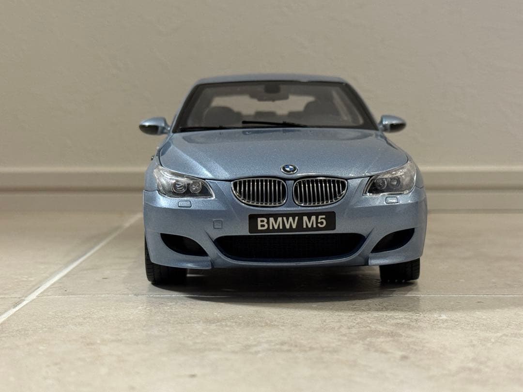  M5 ミニカー ライトブルー　KYOSHO 1:18 E60