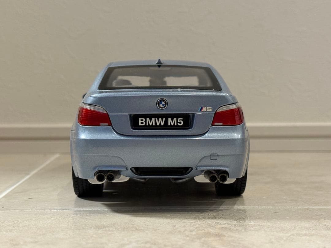  M5 ミニカー ライトブルー　KYOSHO 1:18 E60