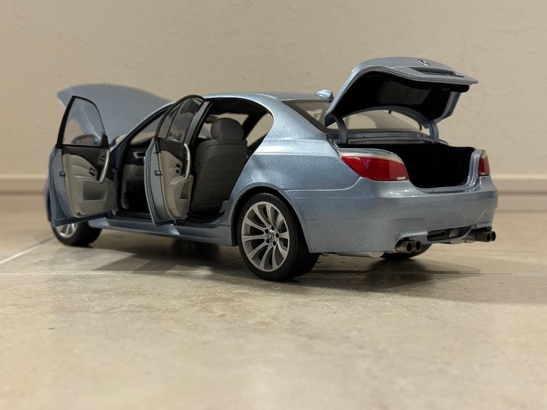  M5 ミニカー ライトブルー　KYOSHO 1:18 E60