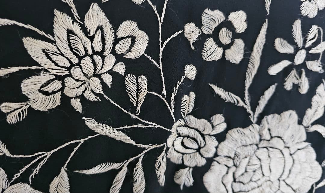 フラメンコ用　マントンシージョ黒地にアイボリー花柄刺繍 フリンジ付き
