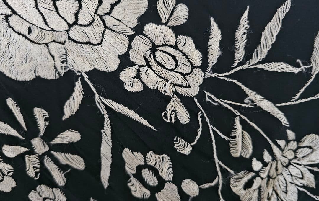 フラメンコ用　マントンシージョ黒地にアイボリー花柄刺繍 フリンジ付き