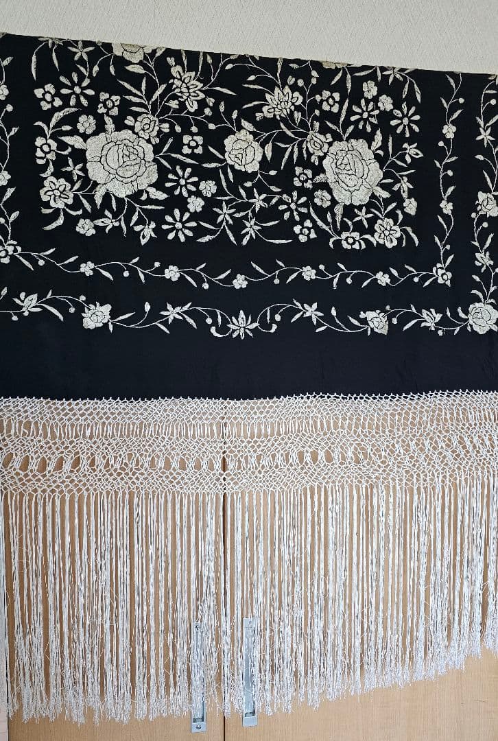 フラメンコ用　マントンシージョ黒地にアイボリー花柄刺繍 フリンジ付き