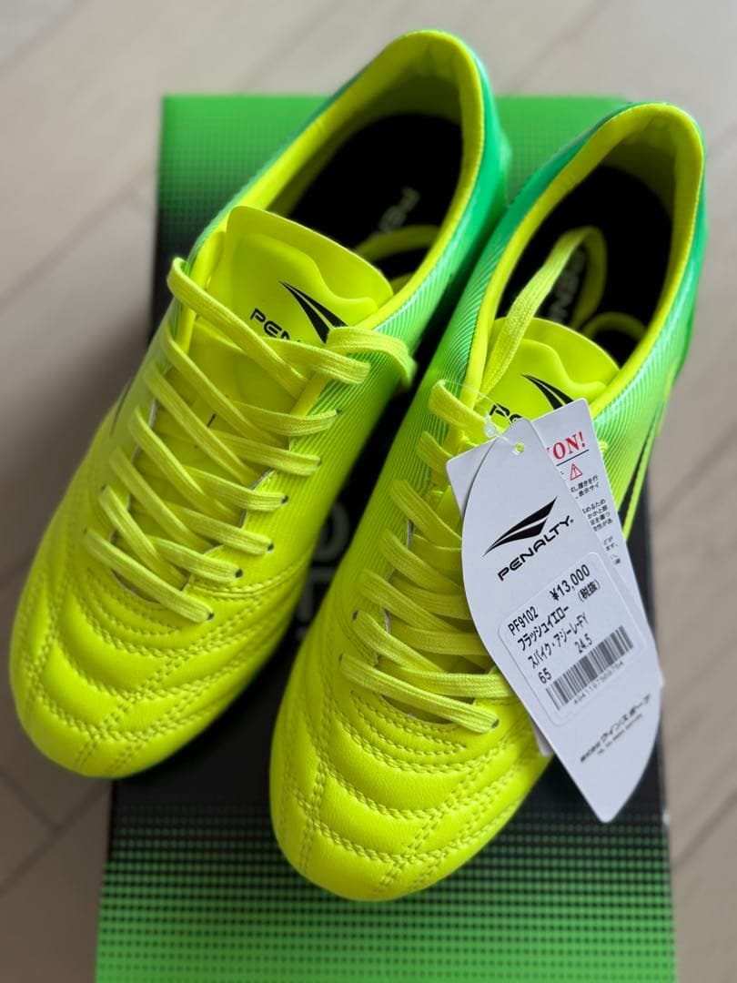 新品タグ付き　ペナルティ　サッカースパイク　24.5