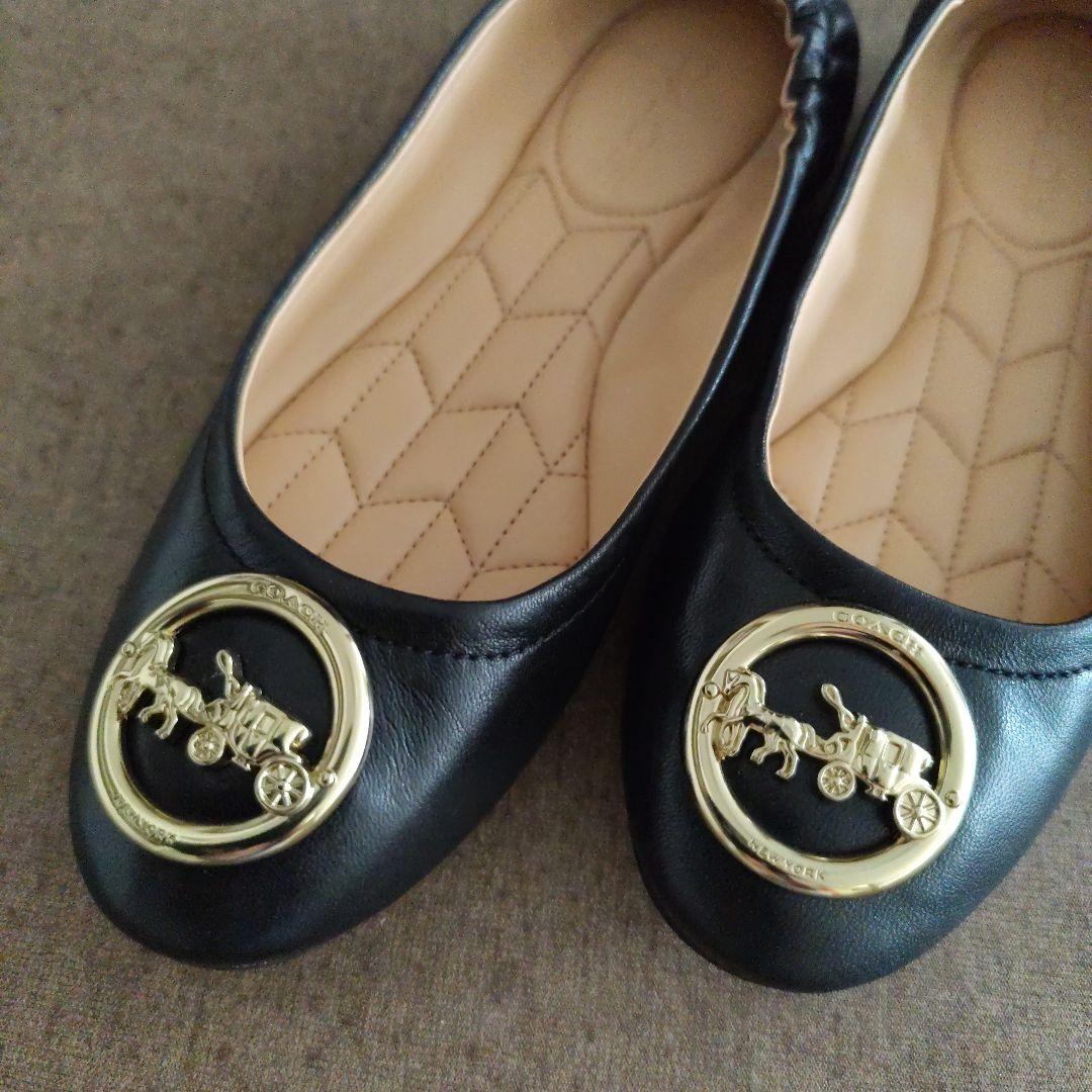 COACH♥黒いフラットシューズ 金色ロゴバッジ付き