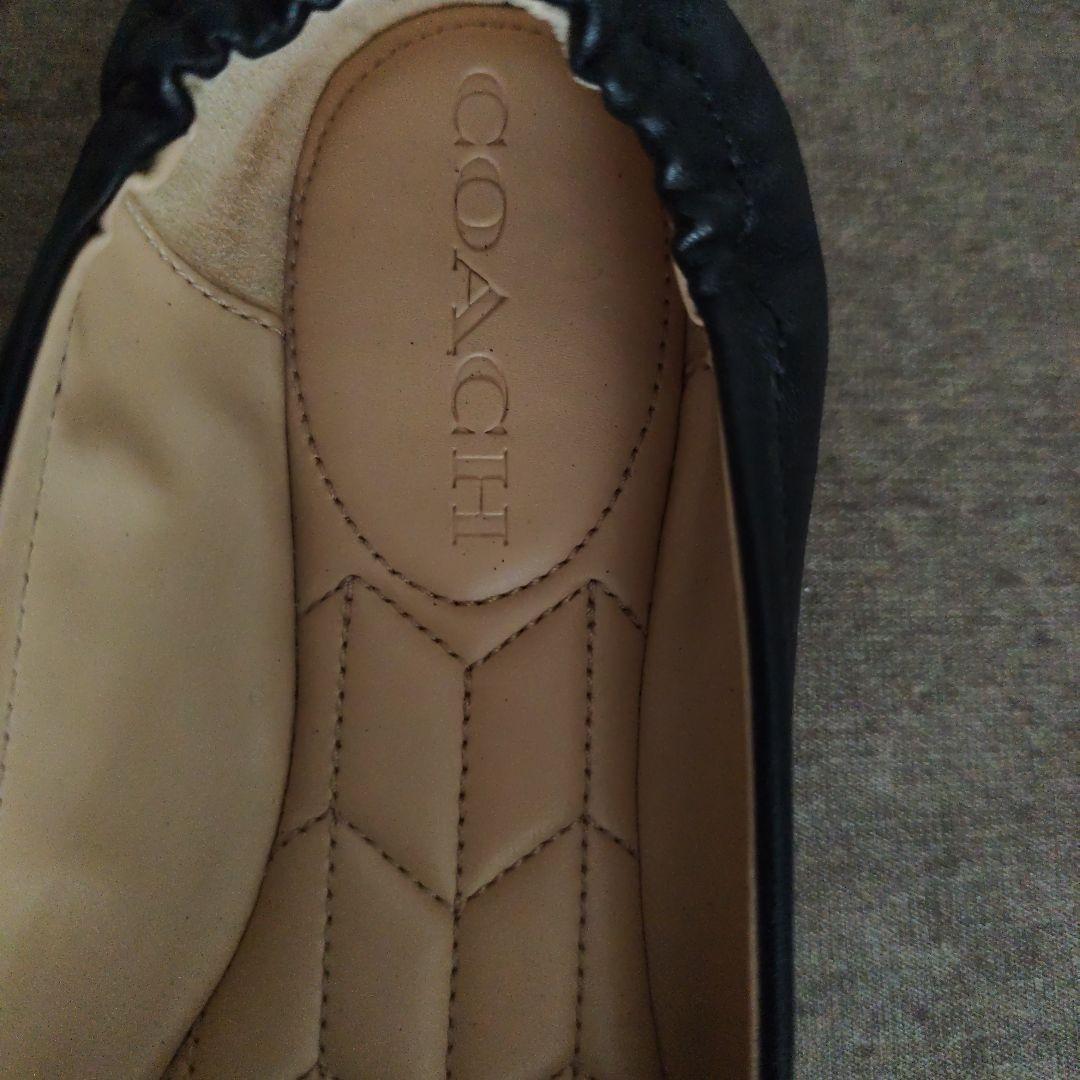 COACH♥黒いフラットシューズ 金色ロゴバッジ付き