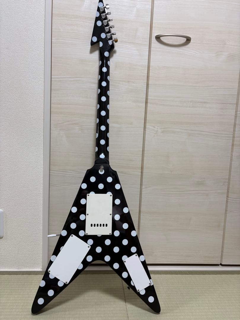 ノーブランド フライングV ポルカドットギター