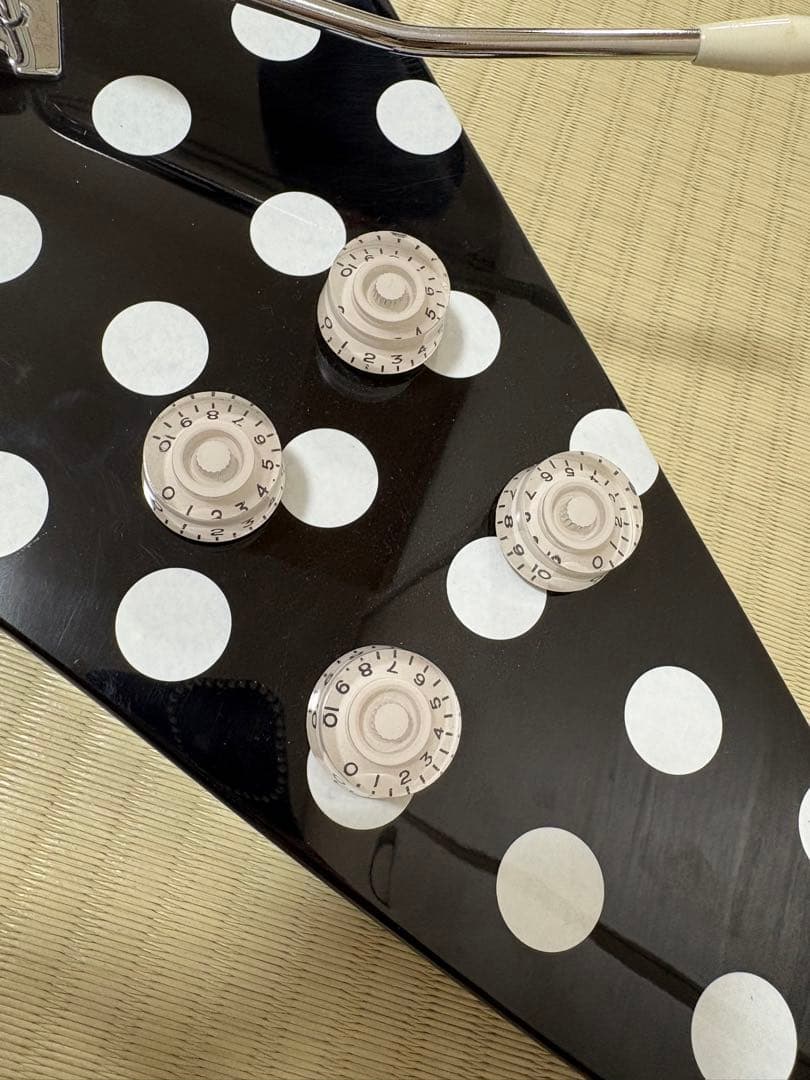 ノーブランド フライングV ポルカドットギター