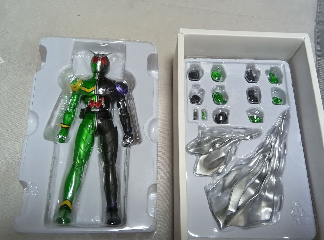 SH Figuarts 真骨彫 仮面ライダーW サイクロンジョーカー