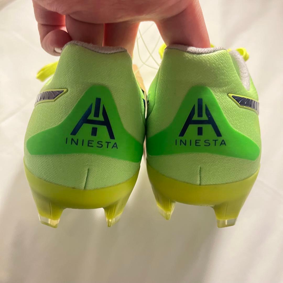 新品　アシックス　サッカーシューズ
