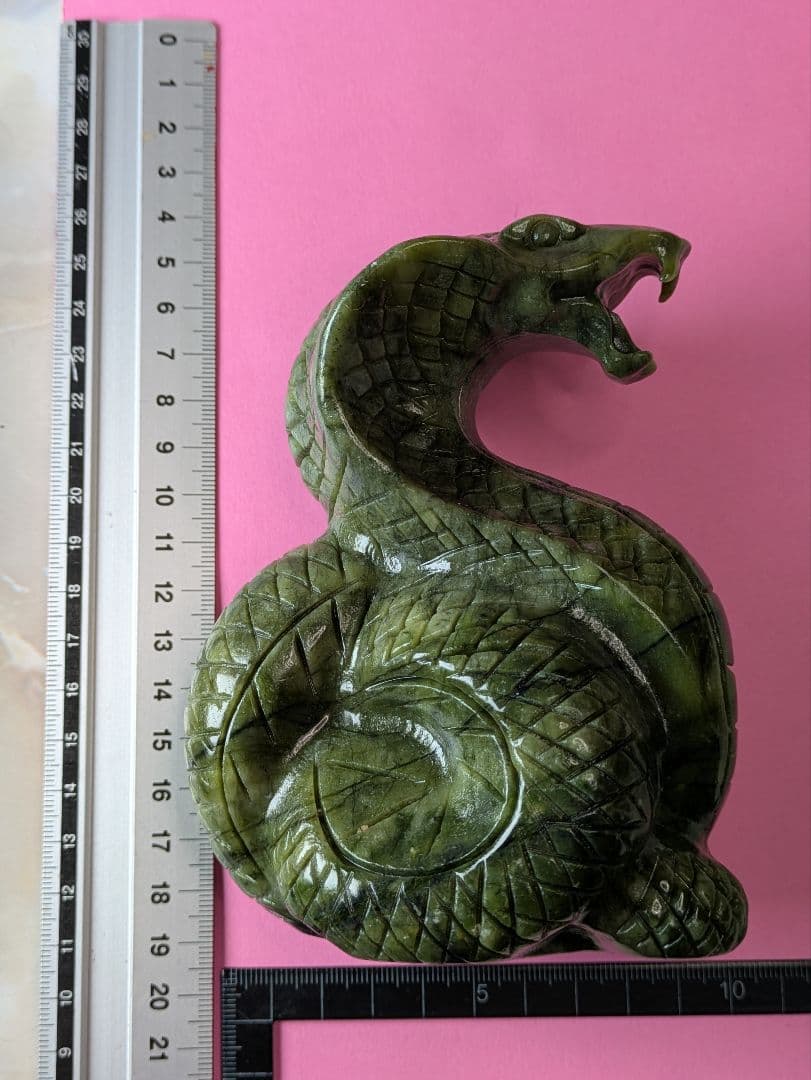 天然石 碧玉【ジャスパー】の龍蛇様の 置物です。サイズは約12㌢×9㌢ 990g