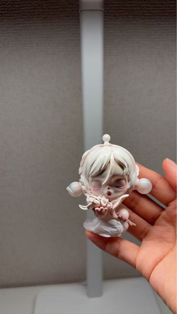 可愛いキャラクター フィギュア 白 水色