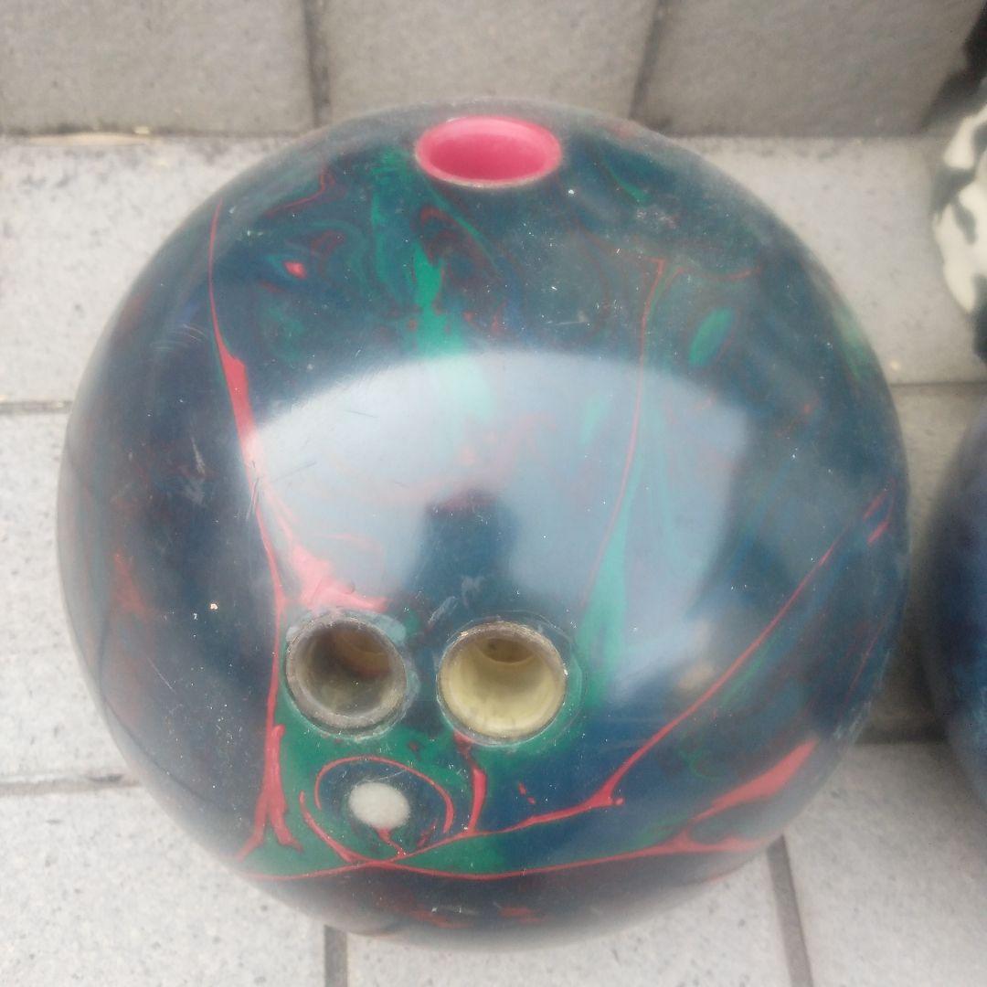 ボウリングボール 青緑色と紫色
