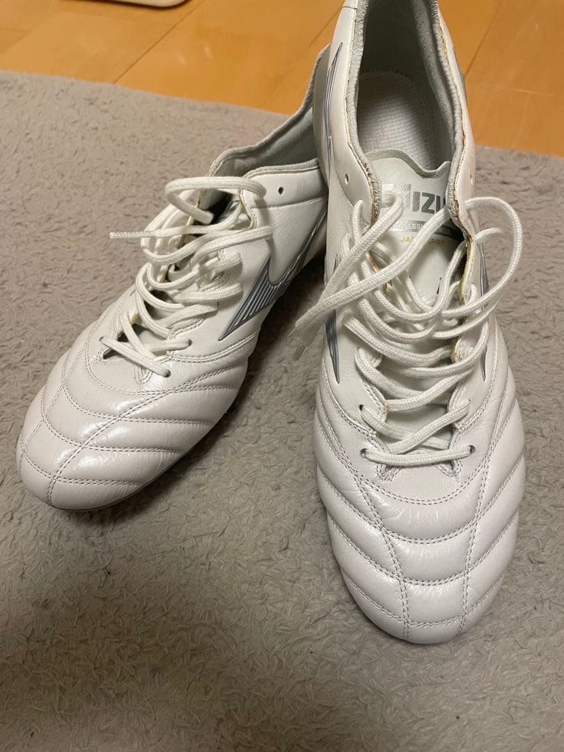 サッカースパイク　ミズノ モレリアNEO3 シャイニングカラー