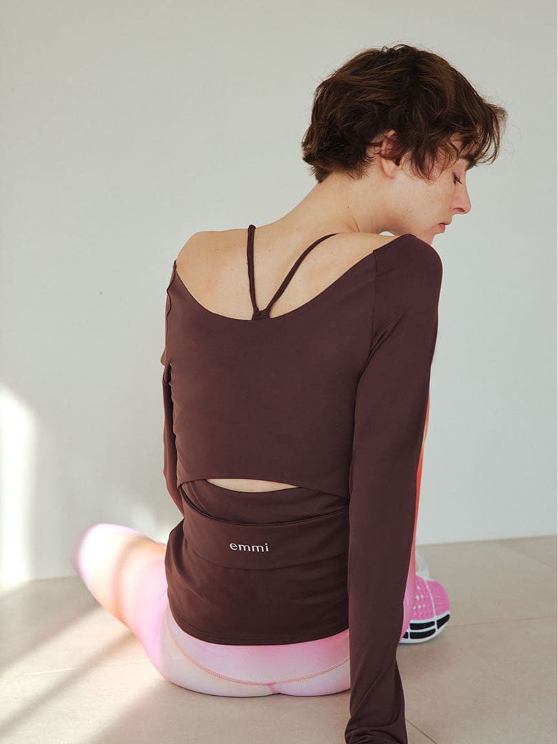 emmi yoga新品紙タグ付き⭐️サステナレッチデザインプルオーバー水陸両用