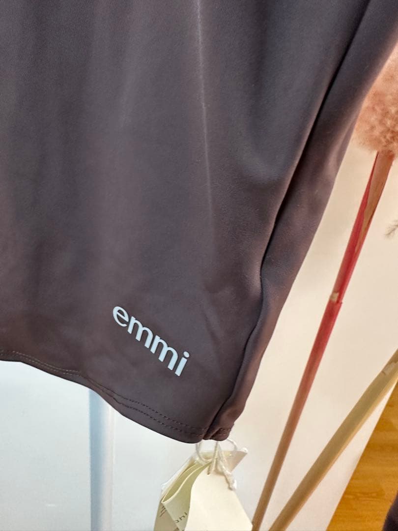 emmi yoga新品紙タグ付き⭐️サステナレッチデザインプルオーバー水陸両用