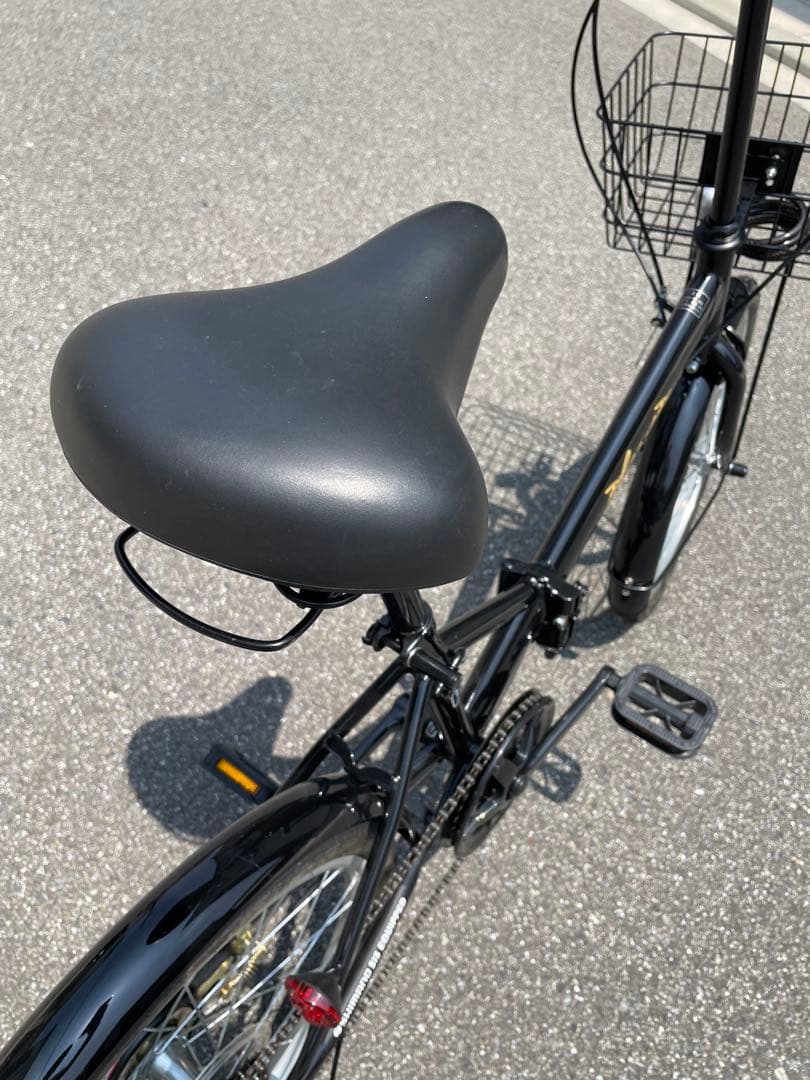 黒い折りたたみ自転車 前バスケット付き