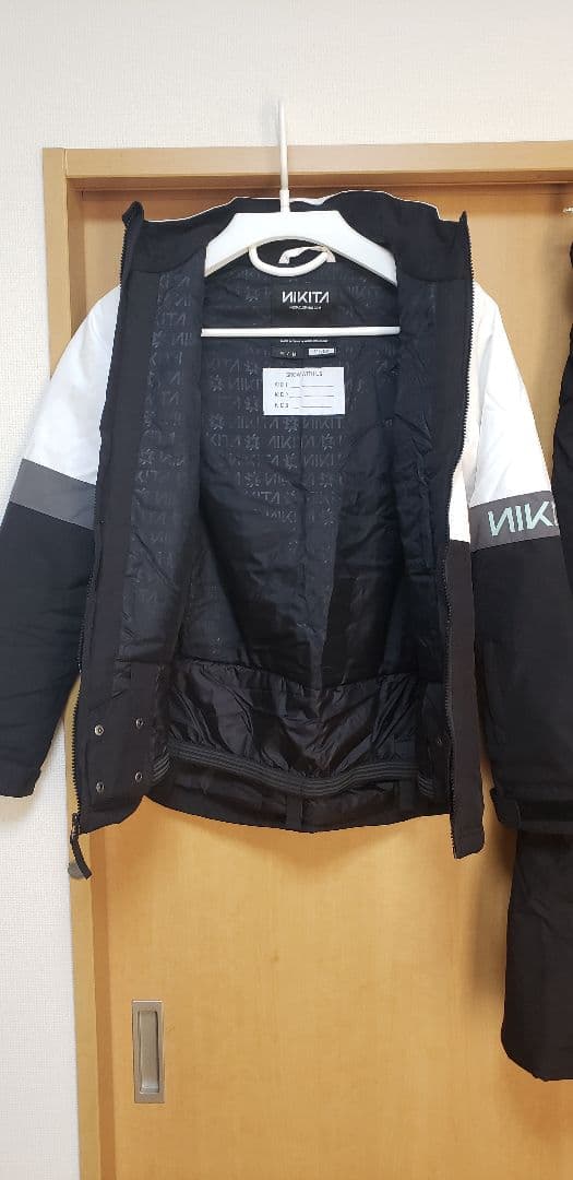 NIKITA ジュニアスノーボードウェアセット（WH/BK）+セーフティーパッド