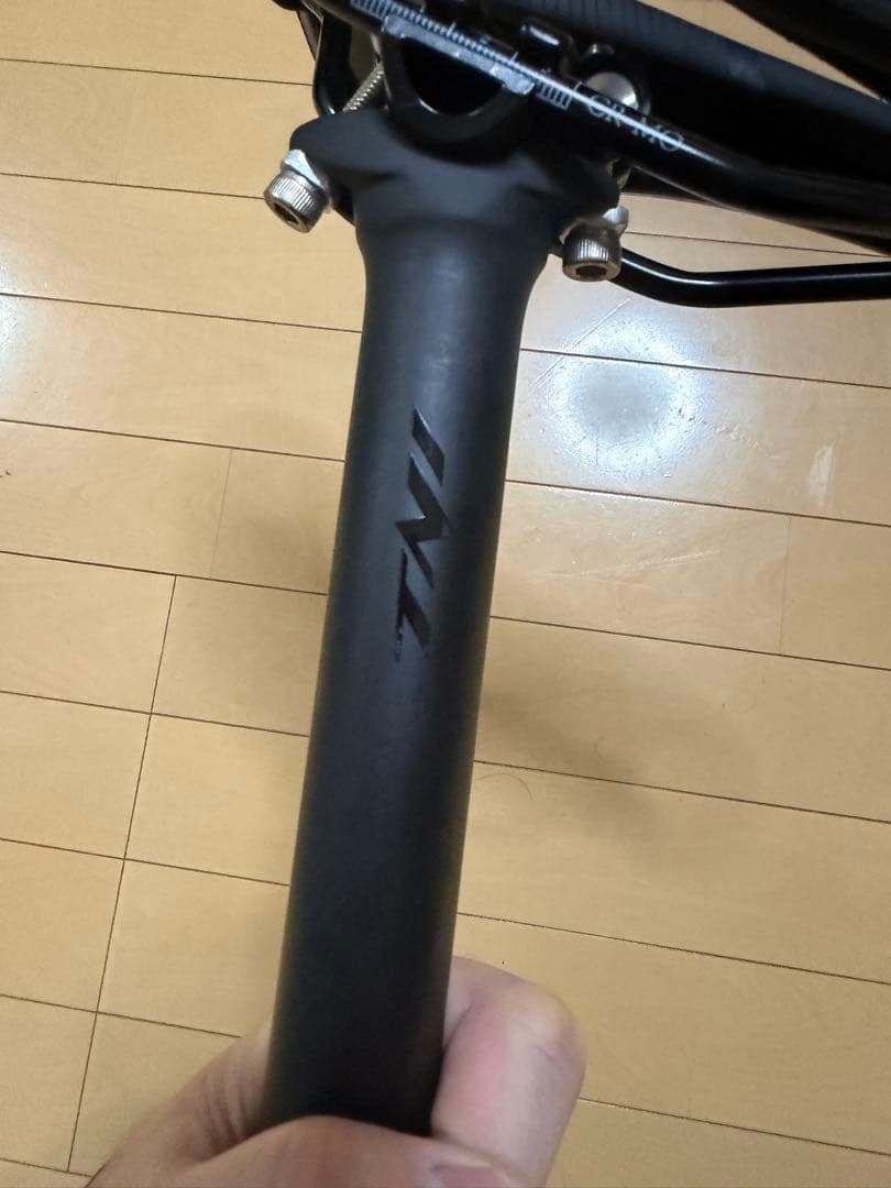 TNI カーボンシートポスト　サドル