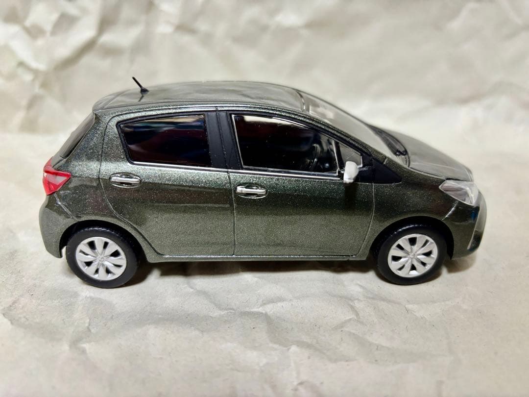 vitz後期(最終型) カラーサンプル ミニカー オリーブマイカ 専用箱付