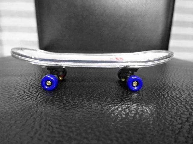 Supreme / Arkitip フィンガーボード付き（ヒビ有）スケートボード