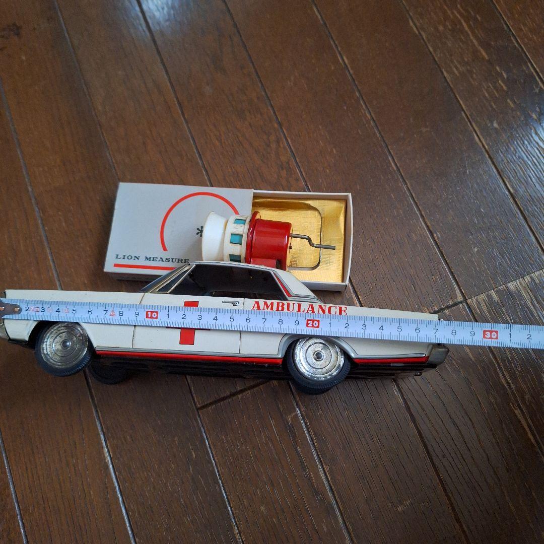 ブリキ　AMBULANCE CAR　フォード　　　　　日本製