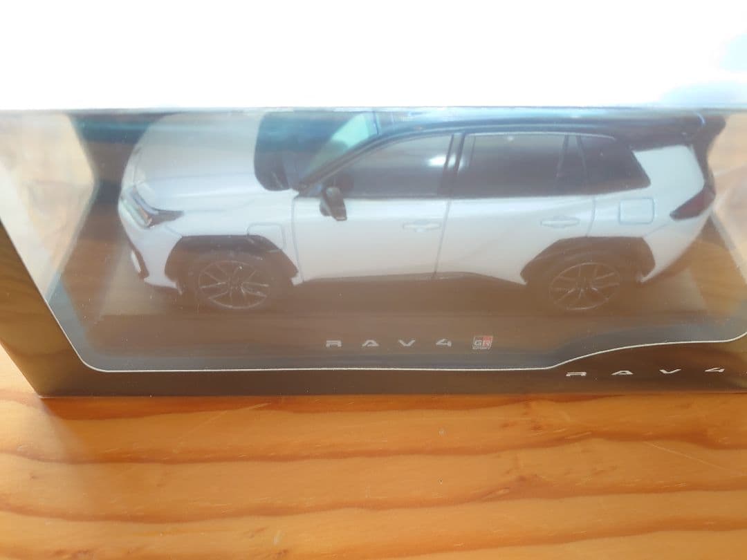 【2台】新型RAV4 GRスポーツ ブラックホワイト　ホワイト　カラーサンプル