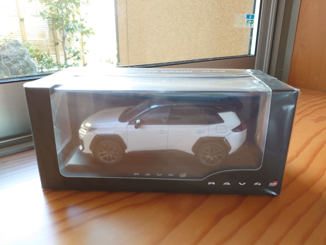 【2台】新型RAV4 GRスポーツ ブラックホワイト　ホワイト　カラーサンプル