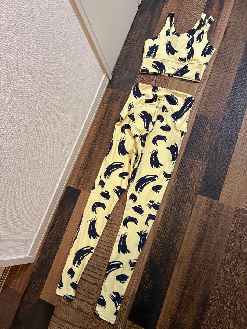 【新品同】emmi yoga　ヨガウェア　アート柄　薄黄×ネイビー　水陸両用