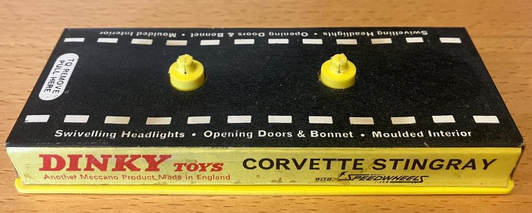 Dinky Toysミニカー　コルベット・スティングレイ　221（ケース付き）