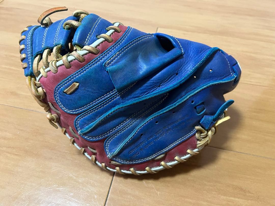 軟式野球グローブ 青と赤のレザー製
