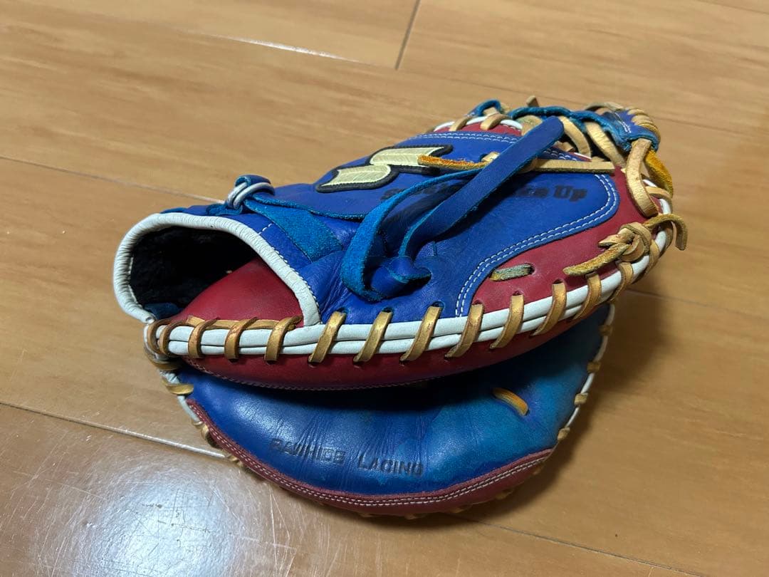 軟式野球グローブ 青と赤のレザー製