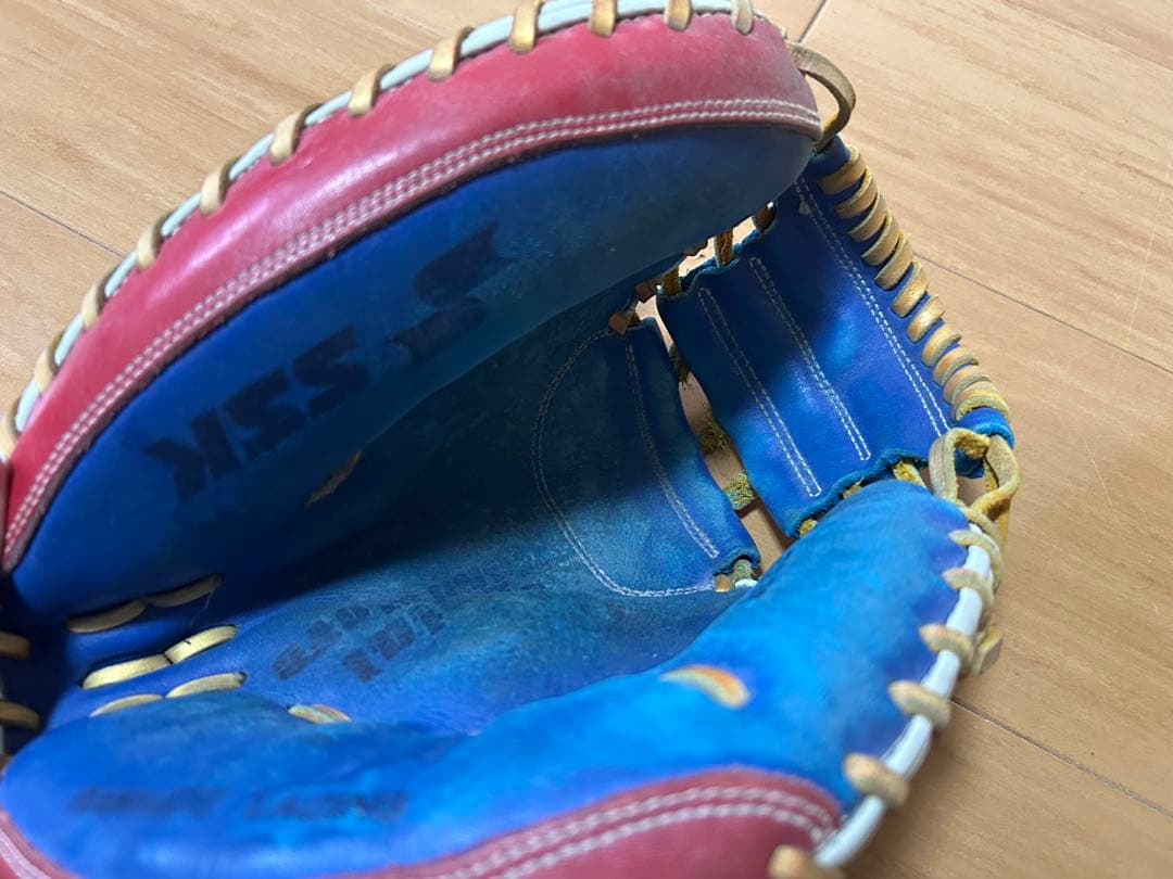 軟式野球グローブ 青と赤のレザー製