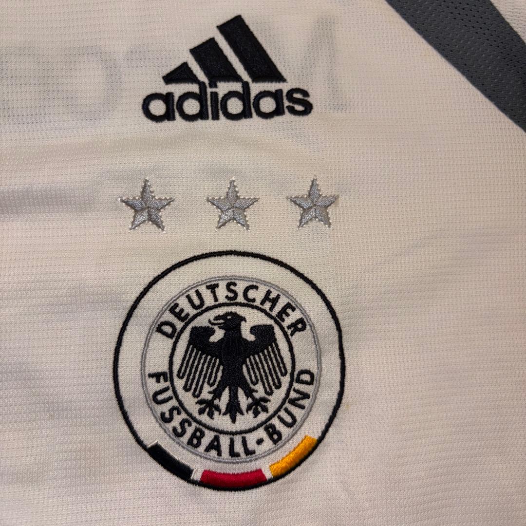 メルセデス・ベンツのロゴが入ったアディダス製のドイツ代表サッカーチームポロシャツ