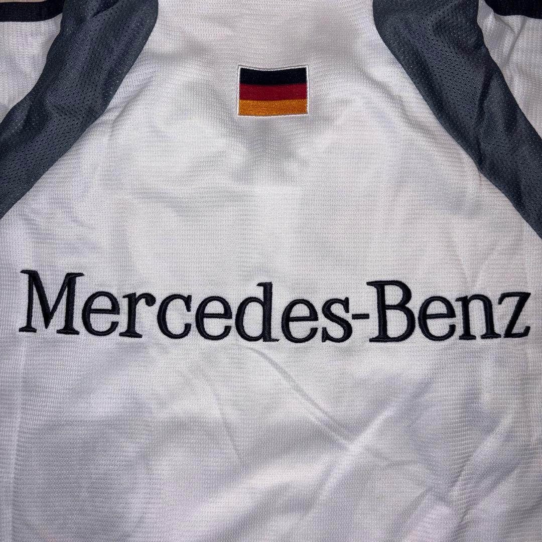 メルセデス・ベンツのロゴが入ったアディダス製のドイツ代表サッカーチームポロシャツ