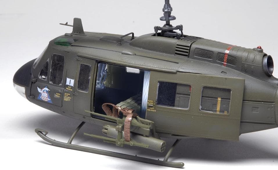 アメリカレベル 1/32 UH-1D ヒューイ ガンシップ プラモデル
