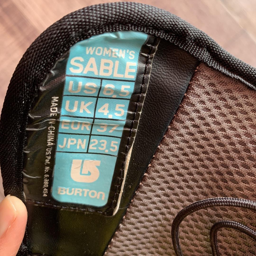 女性用スノーボードブーツ２３.５cm　黒　BURTON 可愛いステッチ　中古