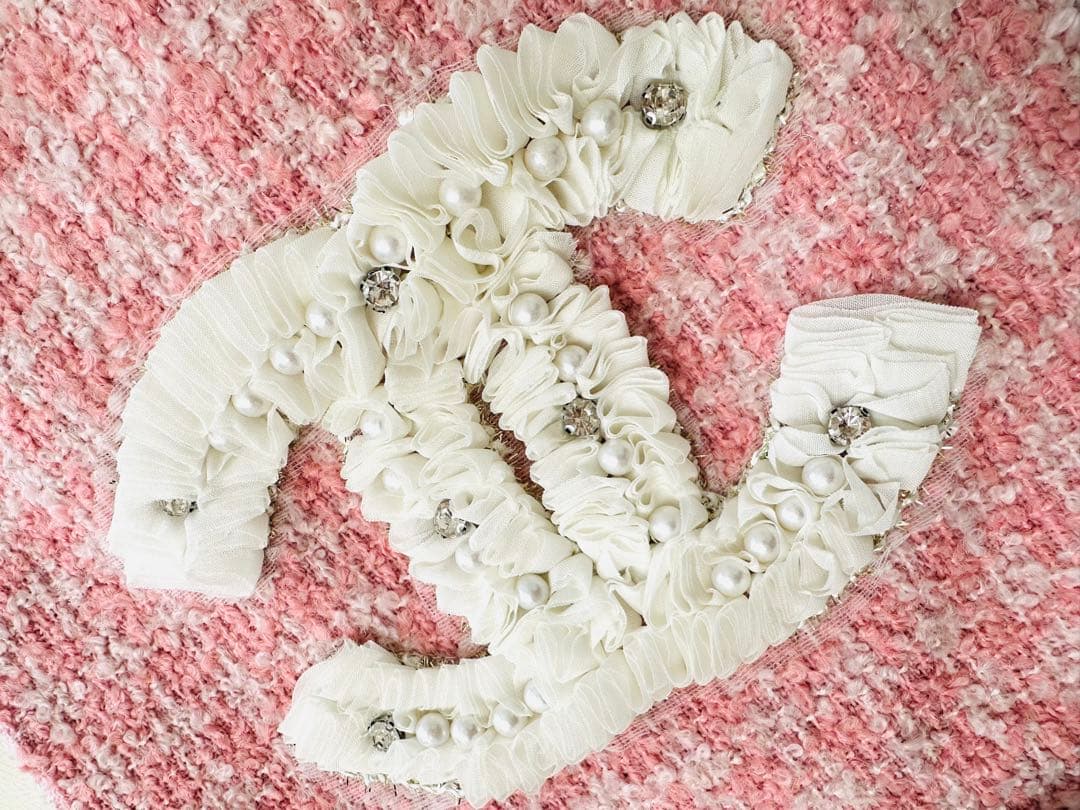 CHANEL ピンク色　フリル　ビジュー付きピンク白ツイードトートバッグ