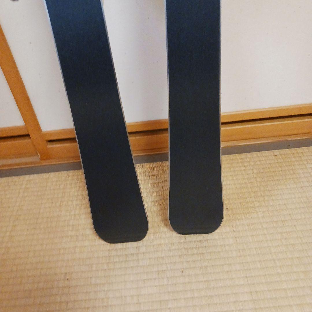スキー板とストックのセット