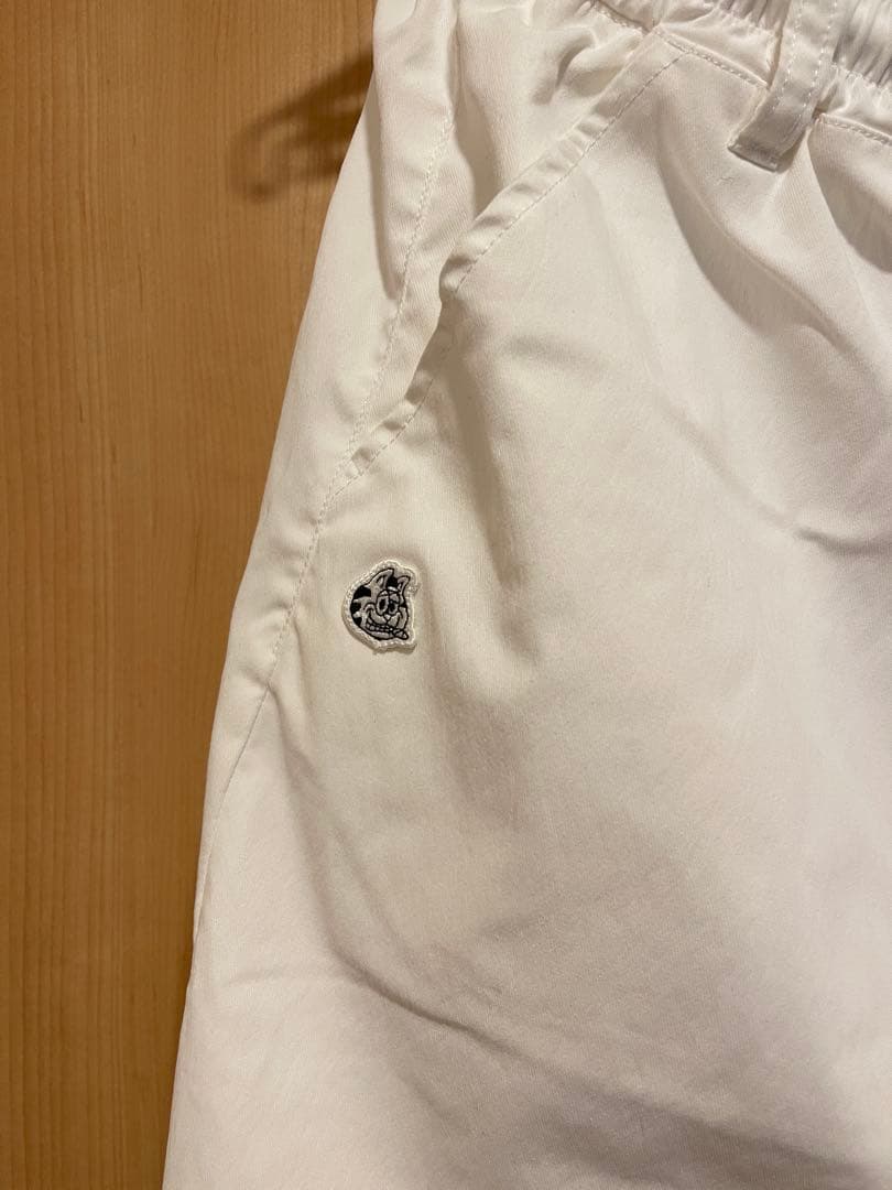 Agem 白 パッチ入り ストリートパンツ