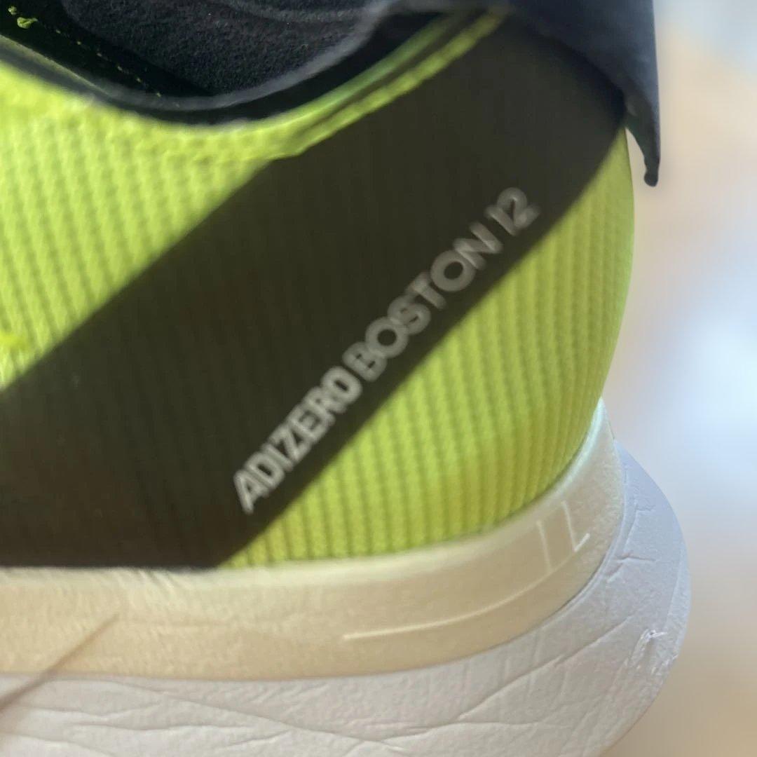 28CM。ADIZERO BOSTON 12 ランニングシューズ 蛍光イエロー