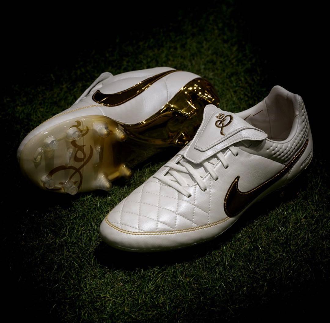 Nike Ronaldinho 10 サッカーシューズ