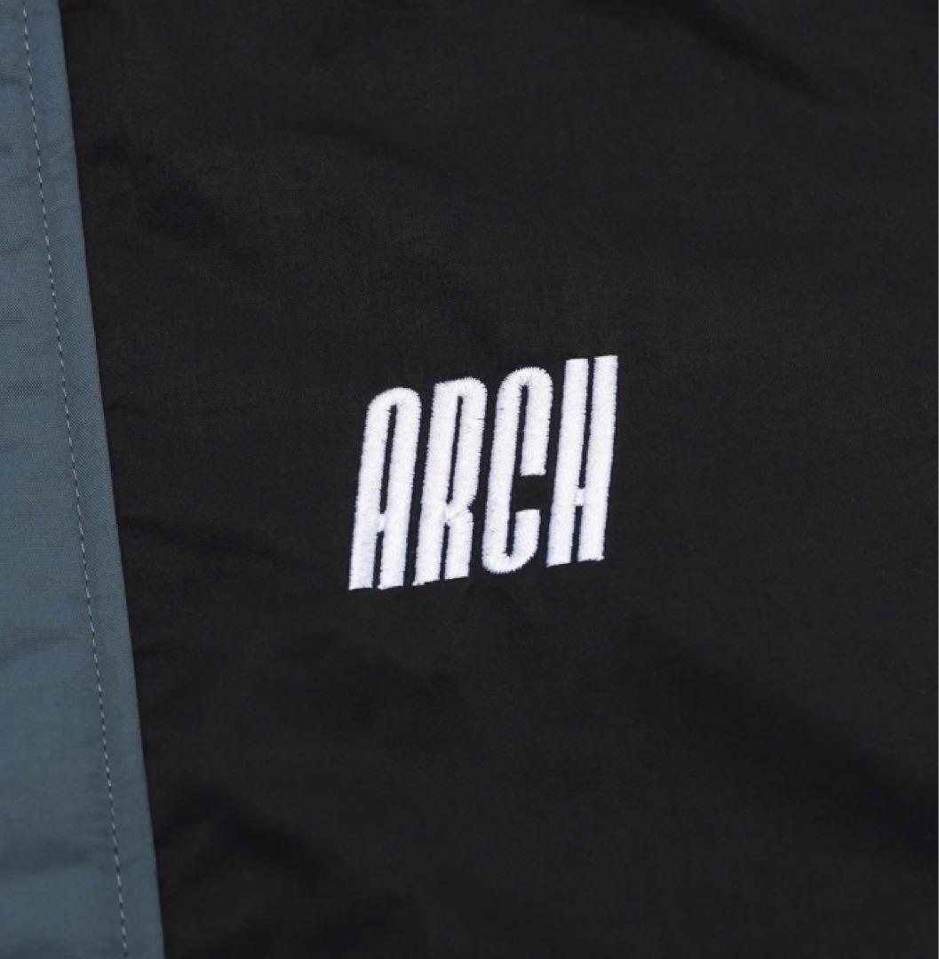 今日のゲリラ価格Arch tilt logo insulation jacket