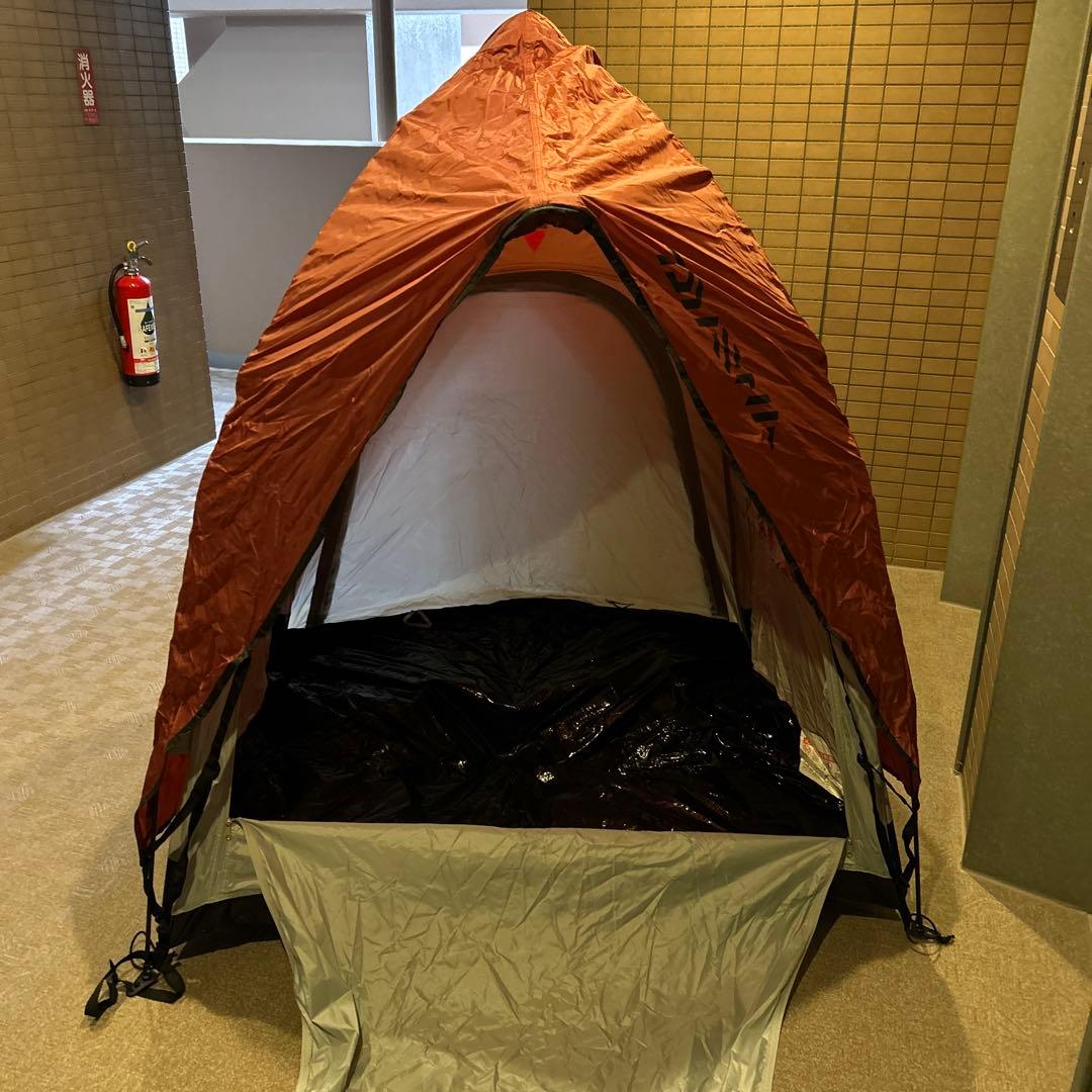 赤いポリエステル製テント型レインウェア