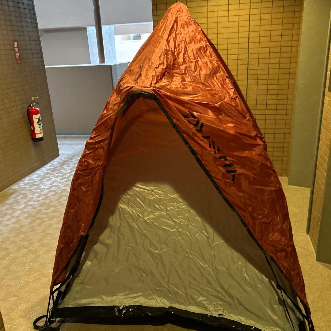 赤いポリエステル製テント型レインウェア