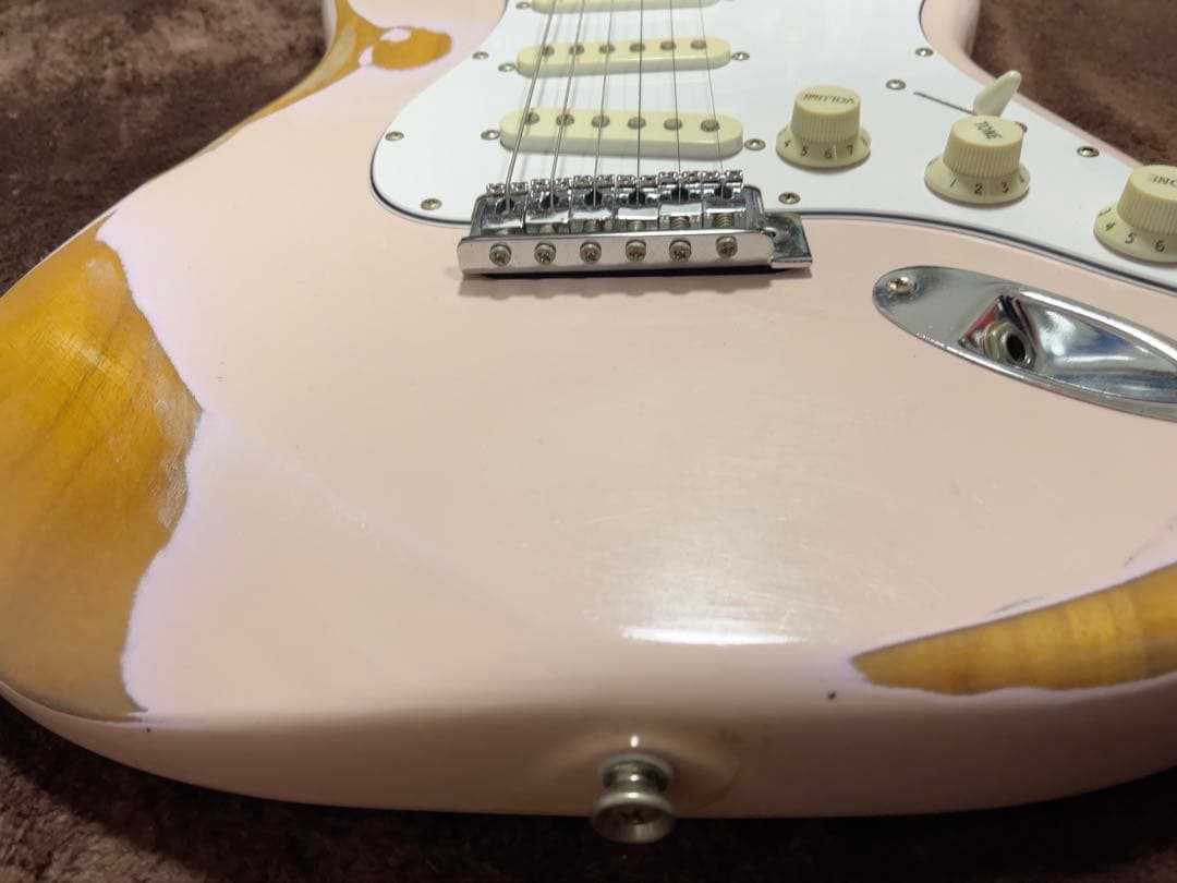 ストラトShell Pinkモデルにレリック加工を施したステージ映えする渋い1本