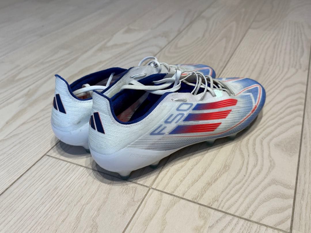 adidas F50 サッカースパイク ホワイト/ブルー/レッド