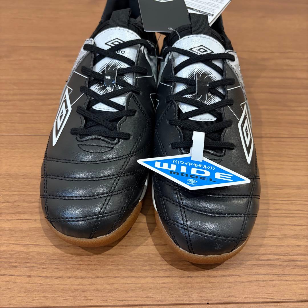 umbro アンブロ　フットサルシューズ ワイドフィット 黒/白